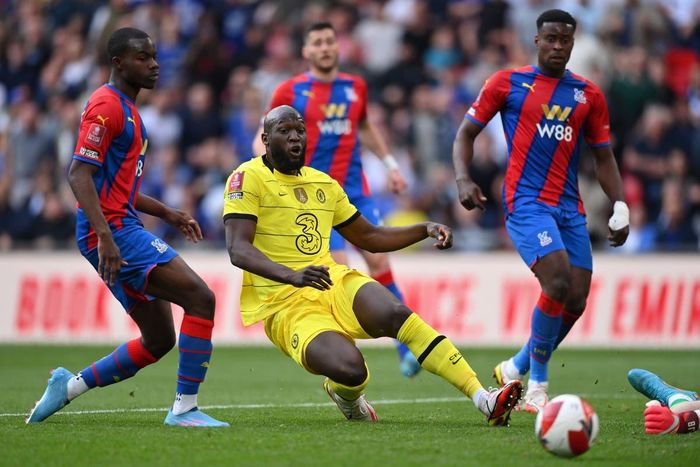 Lukaku luôn biết cách bỏ lỡ cơ hội ở những thời điểm quan trọng. Ảnh: Reuters.