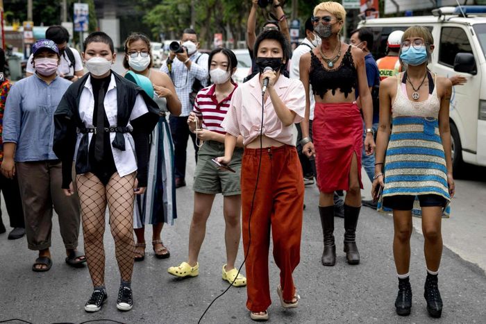  Người biểu tình bên ngoài trụ sở của đảng Dân chủ ở Bangkok, sau khi cáo buộc lạm dụng tình dục đối với Prinn được phơi bày. Ảnh: AFP. 