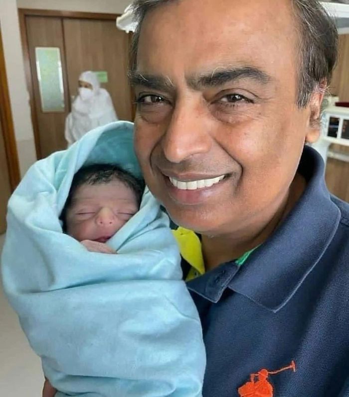  Tỷ phú Mukesh Ambani thường xuyên bày tỏ tình yêu thương dành cho cháu nội. Ông từng phát biểu Prithvi đã đem lại "niềm vui vô bờ" cho cuộc sống gia đình mình, theo BollywoodShaadis. Trong bữa tiệc Prithvi tròn một tuổi, các thành viên trong gia đình cũng mặc chiếc áo phông in dòng chữ "Prithvi 1" để thể hiện sự cưng chiều thành viên nhỏ tuổi nhất. 
