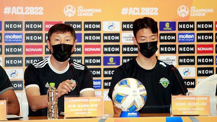 HLV Kim Sang Sik và đội trưởng Hong Jeong Ho trả lời trước màn đọ sức HAGL. Ảnh: VFF