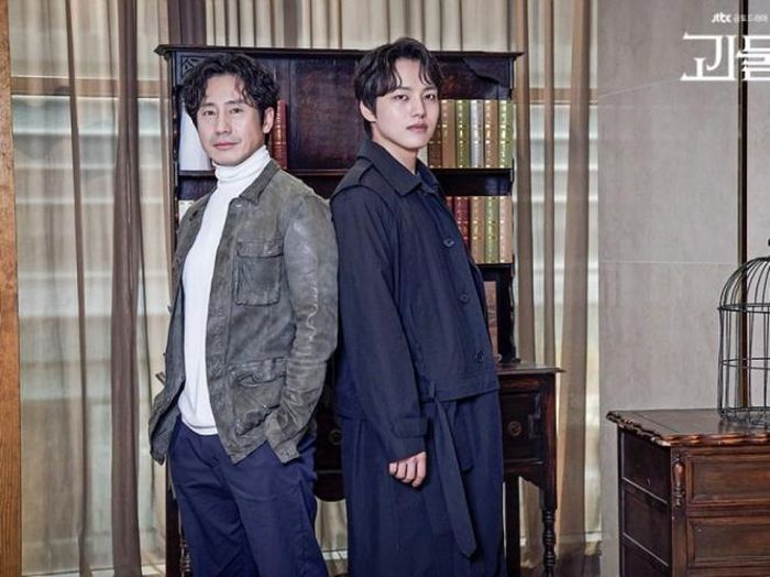 Shin Ha Kyun (trái) cùng bạn diễn Yeo Jin Goo, phim “Vượt ra tội ác” (2021)