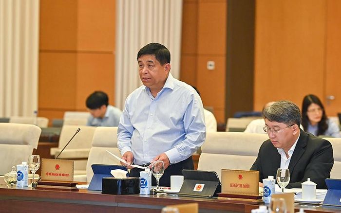 Bộ trưởng Kế hoạch và Đầu tư Nguyễn Chí Dũng báo cáo tại phiên họp. (Ảnh: Duy Linh)