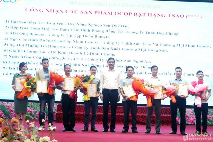 Phó Chủ tịch UBND tỉnh Hoàng Nghĩa Hiếu trao cúp, giấy chứng nhận cho các chủ thể có sản phẩm đạt 4 sao OCOP. Ảnh: Thanh Phúc