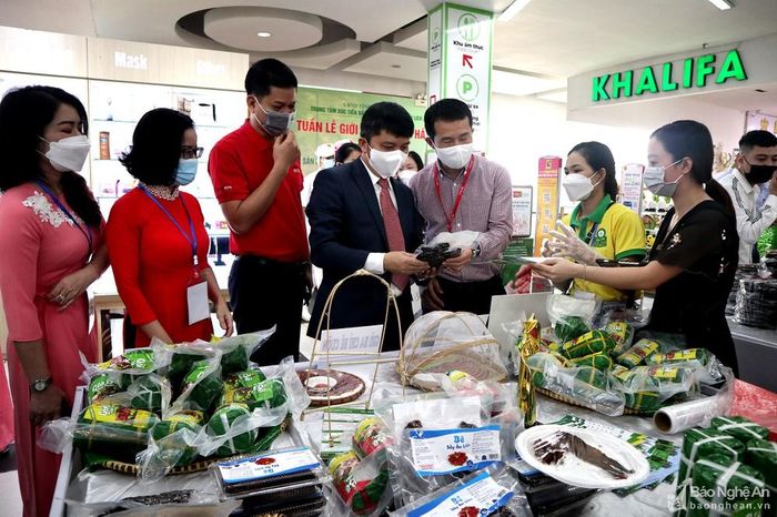 Đẩy mạnh xúc tiến thương mại, quảng bá sản phẩm OCOP được nhiều chủ thể quan tâm. Trong đó, vấn đề đưa sản phẩm OCOP lên sàn thương mại điện tử được kỳ vọng sẽ đem lại những chuyển biến tích cực. Ảnh: Thanh Phúc