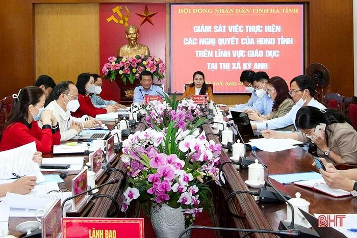 Phó Chủ tịch HĐND tỉnh Trần Văn Kỳ và Trưởng ban Văn hóa - Xã hội HĐND tỉnh Đào Thị Anh Nga chủ trì cuộc giám sát.