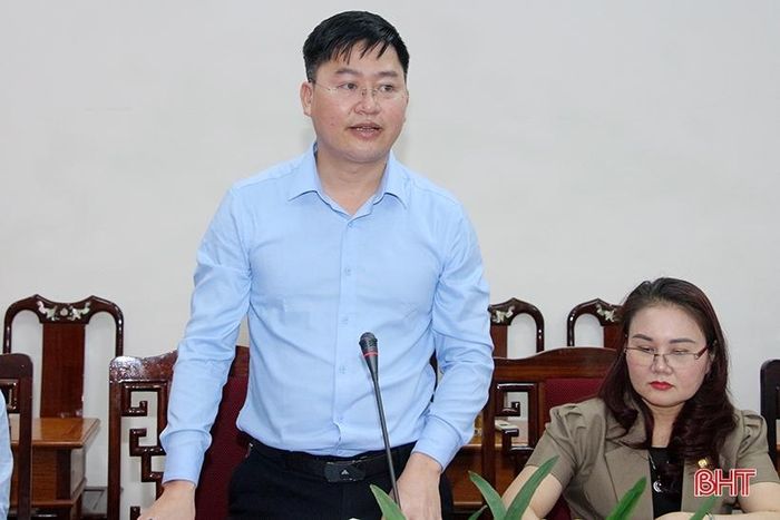 Phó Chủ tịch UBND thị xã Nguyễn Văn Chung: Đề nghị tỉnh tiếp tục quan tâm đầu cơ sở vật chất cho các trường học, đặc biệt các trường học ở vùng khó khăn; có cơ chế ưu tiên về đầu tư, nâng cấp, xây dựng trường học trên địa bàn thị xã Kỳ Anh...