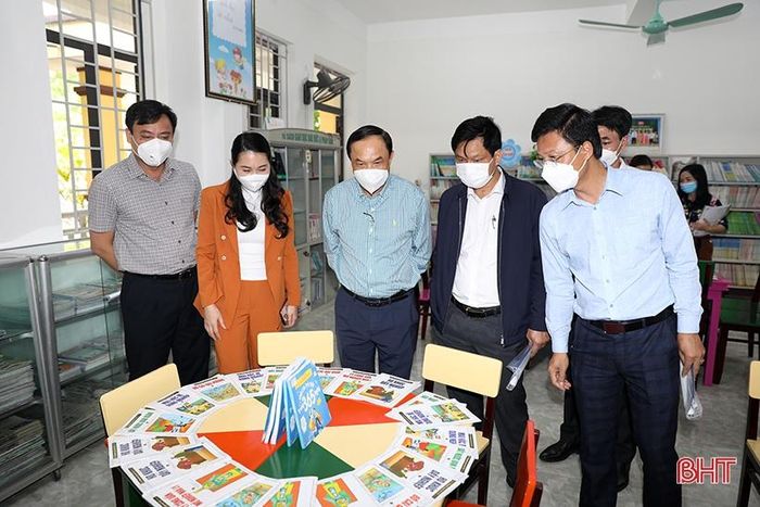 Đoàn giám sát kiểm tra cơ sở vật chất tại Trường Tiểu học Hưng Trí.