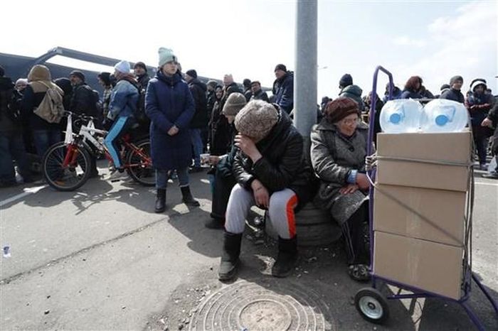 Người dân chờ nhận hàng cứu trợ tại thành phố Mariupol, Ukraine. (Ảnh: THX/TTXVN)