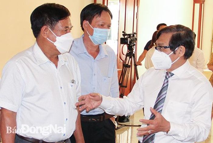 Phó chủ tịch UBND tỉnh Nguyễn Sơn Hùng trao đổi cùng các đại biểu tham dự hội thảo.
