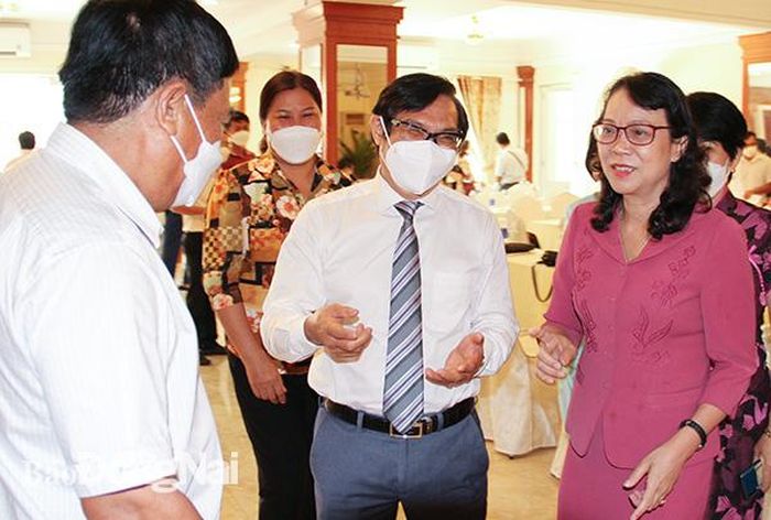 Thứ trưởng, Phó chủ nhiệm Ủy Ban Dân tộc Hoàng Thị Hạnh cùng Phó chủ tịch UBND tỉnh Nguyễn Sơn Hùng trao đổi cùng các đại biểu tham dự hội thảo.