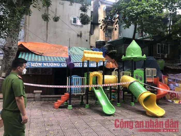 Cán bộ Công an bảo vệ hiện trường.