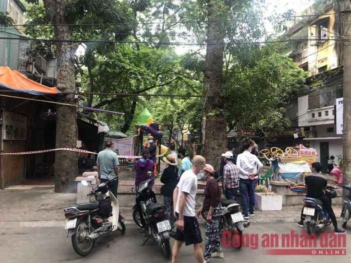 Người dân xung quanh bàng hoàng trước sự việc.