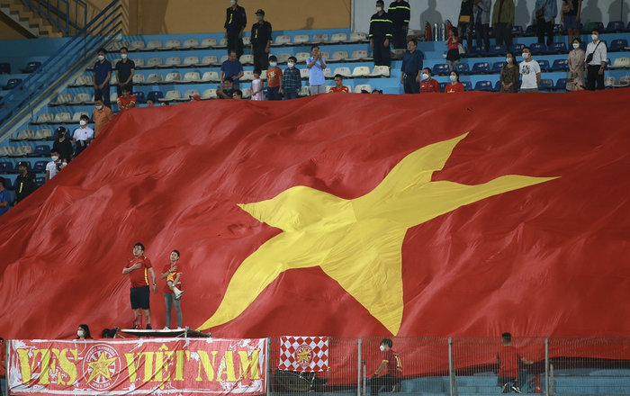 Người hâm mộ mang đại kỳ đến sân Hàng Đẫy để cổ vũ cho U23 Việt Nam. Ảnh: LÂM THỎA.