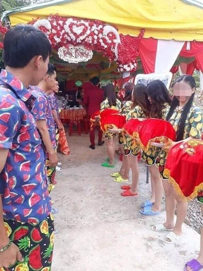 "Ngày trọng đại của người ta mà mấy bạn làm như trò đùa vậy. Mà bình thường đùa thì phải vui. Đằng này trò đùa hết sức vô duyên. Người ra thuê mấy bạn để bê tráp chứ đâu phải đến phá tráp." hay "Lại cố tính chơi trội để câu view, câu like. Ai ngờ lại bị mọi người phản ứng ngược. Rồi về sau các bạn đi lấy vợ cũng có đội bê tráp thực hiện nguyên lại hành động này thì lúc đó các bạn còn cười tươi được như thế này không?"... là loạt bình luận netizen để lại dưới đoạn clip.