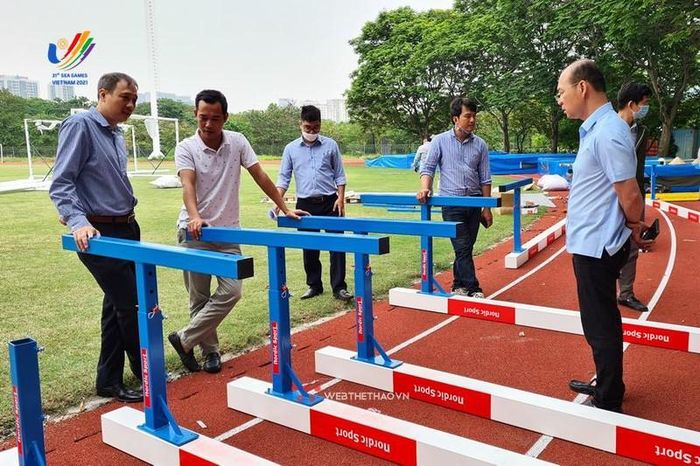 Ảnh 1: Lắp đặt thiết bị mới phục vụ môn điền kinh SEA Games 31 (webthethao.vn)