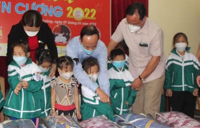Ông Nguyễn Như Ý trong chuyến trao tặng quà những trẻ em khó khăn
