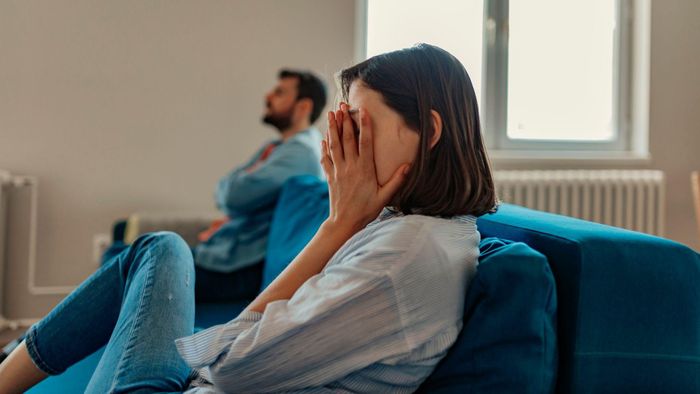 Bác sĩ tâm thần Dutt cho biết nhiều người lầm tưởng những hành vi kiểm soát, can thiệp quá sâu vào đời tư trong mối quan hệ tình cảm là cử chỉ yêu thương. Ảnh: Sky News.