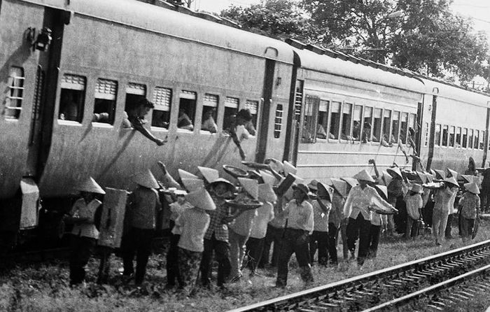 Tàu qua ga Hải Dương vào tháng 6/1992, với hàng trăm người bán hàng rong quây kín cửa sổ các toa tàu