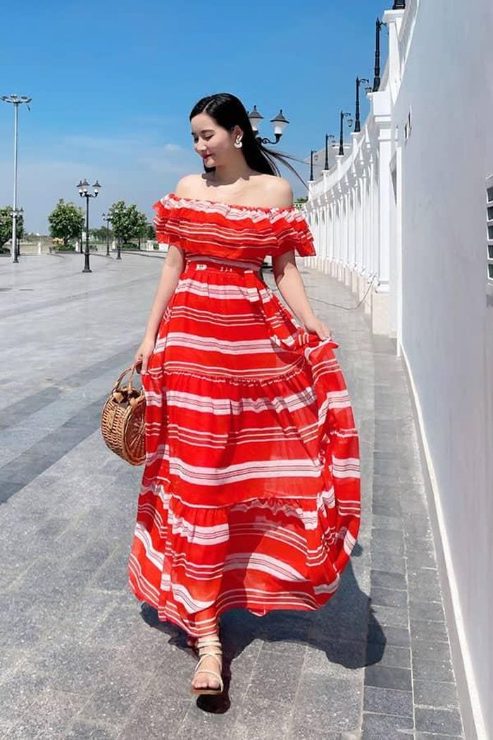 Váy bẹt vai đi biển duyên dáng (hình minh họa).