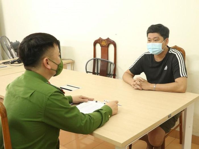 Cơ quan điều tra lấy lời khai đối tượng Nguyễn Văn Hiếu (Ảnh: CA Hà Tĩnh).