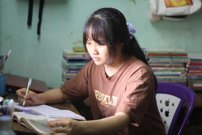Em Bùi Thị Huệ (lớp 12A2, Trường THPT Ya Ly, huyện Chư Păh) yên tâm học tập nhờ sự hỗ trợ chỗ ở của các thầy-cô giáo. Ảnh: Phan Lài