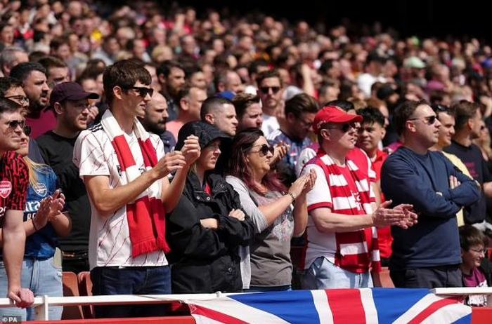 Cũng giống như CĐV Liverpool, CĐV của Pháo thủ cũng có màn vỗ tay đồng loạt ở phút thứ 7 của trận đấu để chia buồn với CR7.