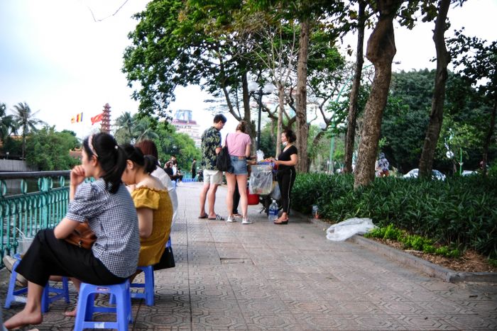 Nhiều người dân bức xúc khi vỉa hè là nơi để đi bộ, tập thể dục thì nay do các hàng quán mở trái phép, chính những người đi bộ lại phải đi xuống dưới lòng đường. Điều này gây nguy hiểm cho người đi bộ.