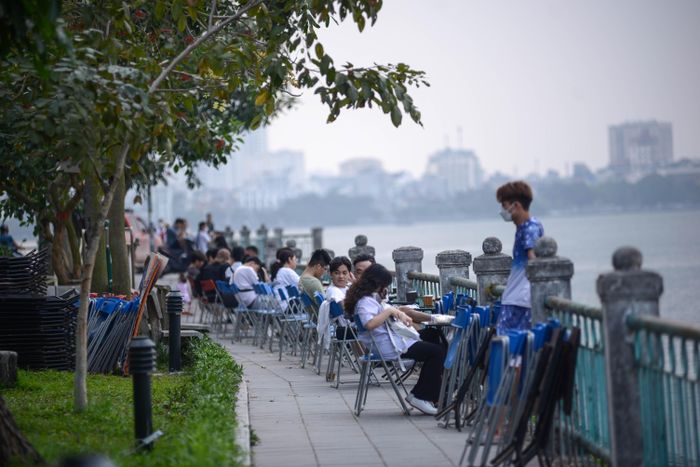 Không chỉ các quán nước, một quán bán đồ ăn vặt trên đường Thanh Niên cũng tranh thủ ngày cuối tuần đông khách chiếm dụng vỉa hè để kinh doanh.