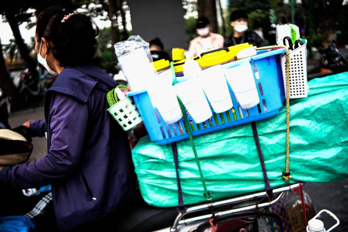 Người bán sẽ đi xe máy quanh vỉa hè khu vực Hồ Tây rồi mời chào khách. Chỉ khi có người mua, người bán mới rải ghế xuống vỉa hè. Đây là hình thức kinh doanh tinh vi nhằm tránh sự theo dõi và quan sát của các lực lượng chức năng.