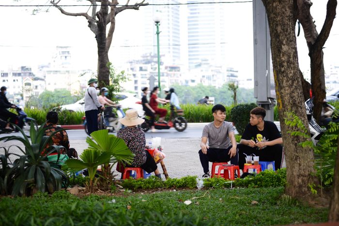 Dọc tuyến đường Thanh Niên đoạn ven mạn Hồ Tây, nhiều hàng quán đã mở cửa trở lại và bày bán tràn lan trên vỉa hè công cộng.