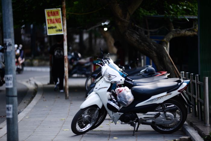 Bên cạnh đó, một số hàng quán ngang nhiên bày bán và còn nhận trông giữ xe ngay trên vỉa hè.