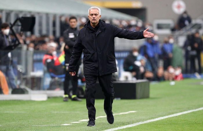 Thất bại ở Giuseppe Meazza khiến Roma giậm chân ở vị trí thứ 5 với 58 điểm, kém Juventus 5 điểm nhưng đã chơi nhiều hơn một trận (34 so với 33 trận). Hy vọng vào top 4, vị trí sẽ có suất dự Champions League, của họ giờ đang nhỏ lại khi mùa giải chỉ còn vài vòng đấu. Chuỗi trận bất bại của Roma cũng dừng lại ở con số 13. Tuy nhiên, "Người đặc biệt" vẫn chúc CLB cũ giành Scudetto: "Tôi yêu Inter, Inter cũng yêu tôi. Giờ đây, tôi không phải đối mặt với họ nữa. Vì vậy, tôi mong Inter sẽ vô địch".