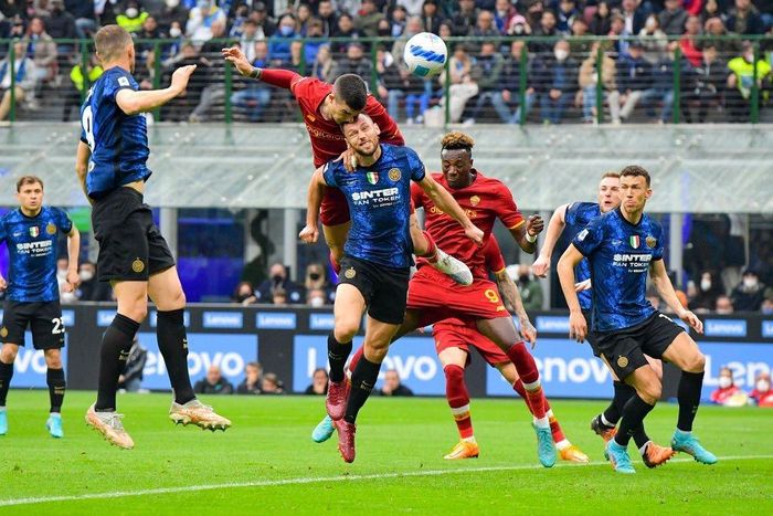 Roma đã cải thiện màn trình diễn nhưng chừng đó là chưa đủ để gây khó khăn cho nhà đương kim vô địch. Hai CLB thi đấu thăm dò trong quãng thời gian đầu bằng những cú sút xa. Roma cũng có cơ hội mở tỷ số khá rõ rệt ở phút 29. Cú đánh đầu của Gianluca Mancini khiến thủ môn bó tay nhưng bóng lại đi chệch khung thành trong gang tấc.