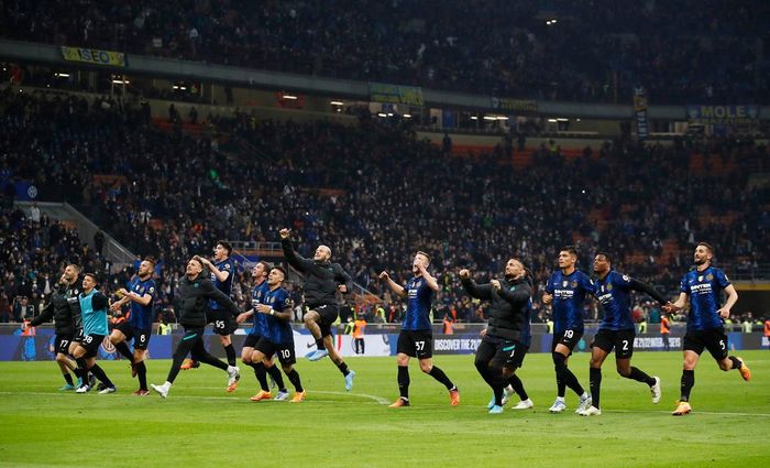 Inter vươn lên vị trí dẫn đầu tại Serie A sau 33 vòng với 1 điểm nhiều hơn kình địch cùng thành phố AC Milan (72 điểm so với 71). Lịch thi đấu ủng hộ thầy trò HLV Simone Inzaghi khi họ không phải gặp đối thủ lớn nào trong phần còn lại của mùa giải còn Milan phải chạm trán Lazio, Atalanta.