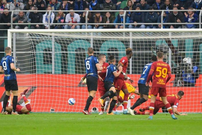 Quãng thời gian nghỉ giữa hai hiệp không làm giảm hưng phấn của "Nerazzurri". Khi hiệp hai mới diễn ra được 7 phút, Lautaro Martinez kết liễu Roma bằng một pha đánh đầu cận thành. Người kiến tạo lại là tiền vệ Calhanoglu.