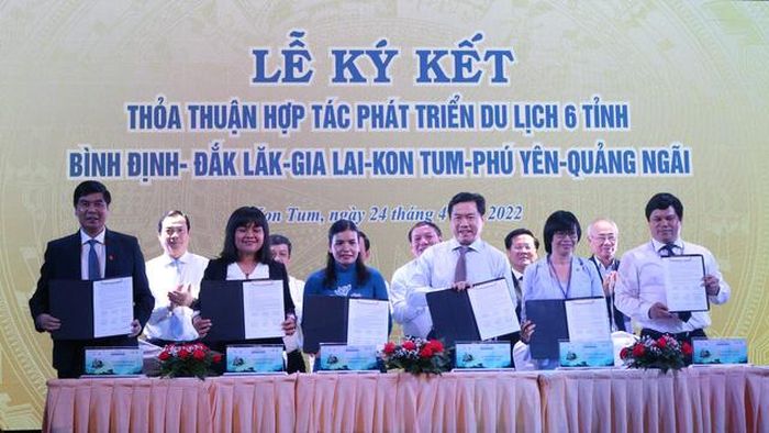 Sáu tỉnh khu vực Nam Trung Bộ và Tây Nguyên ký kết chương trình hợp tác phát triển du lịch - Ảnh: VGP/Dương Nương.