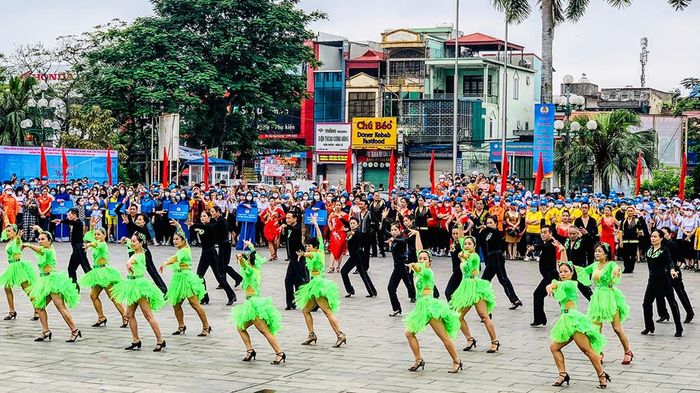 Công nhân, lao động biểu diễn các tiết mục văn hóa, văn nghệ. 