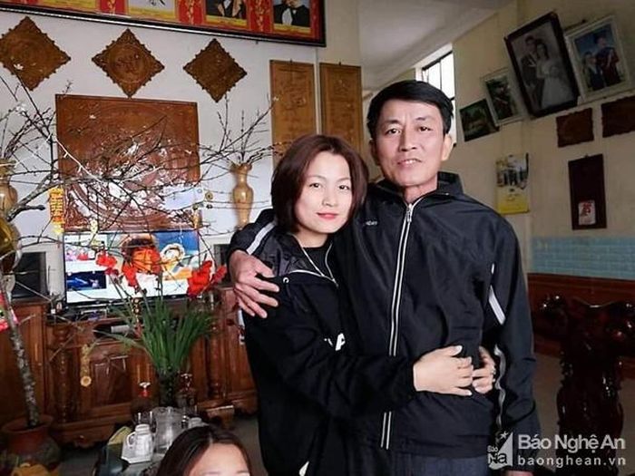 Anh Nguyễn Đăng Thể - người nhặt được túi đồ của chị Tư (ảnh chụp cùng con gái). Ảnh: NVCC