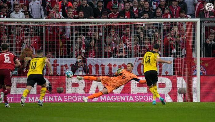 Sang hiệp 2, Dortmund thi đấu nỗ lực và có bàn rút ngắn 1-2 của Emre Can từ chấm 11m ở pút 52. (Nguồn: FcBayern)