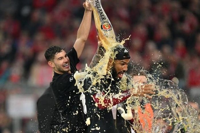 Lucas Hernandez tắm bia cho Choupo-Moting. (Nguồn: FcBayern)