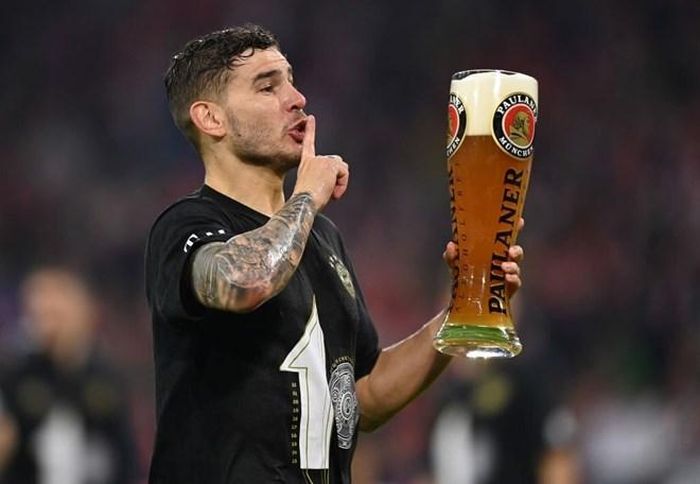 Lucas Hernandez vô cùng hào hứng với tiết mục tắm bia.(Nguồn: FcBayern)
