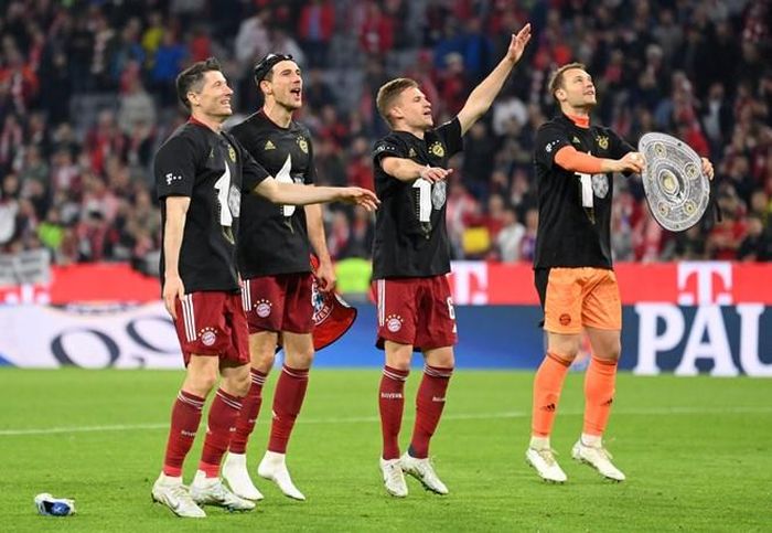 Màn ăn mừng với chiếc đĩa bạc bằng...bìa.(Nguồn: FcBayern)