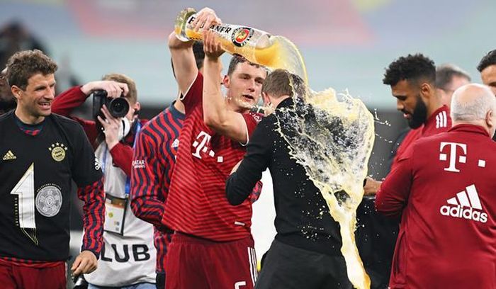 Pavard với màn tắm bia cho HLV Julian Nagelsmann. (Nguồn: FcBayern)