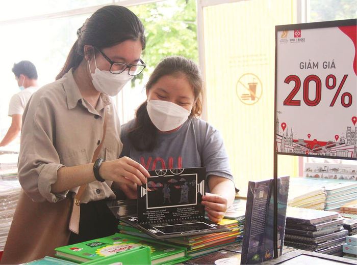 Người dân tìm chọn mua, đọc sách trong hội sách được tổ chức vào tháng 4/2022