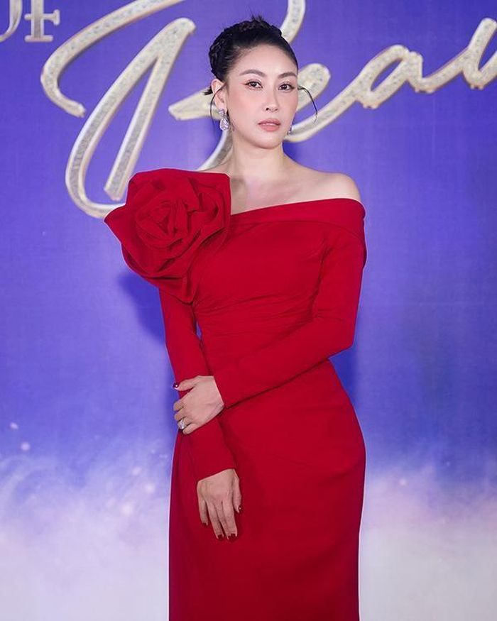 Hoa hậu Hà Kiều Anh xuất hiện sớm trên thảm đỏ, cô bày tỏ tự hào về dàn thí sinh năm nay về khả năng ngoại ngữ xuất sắc và tinh thần nỗ lực không ngừng để tỏa sáng.