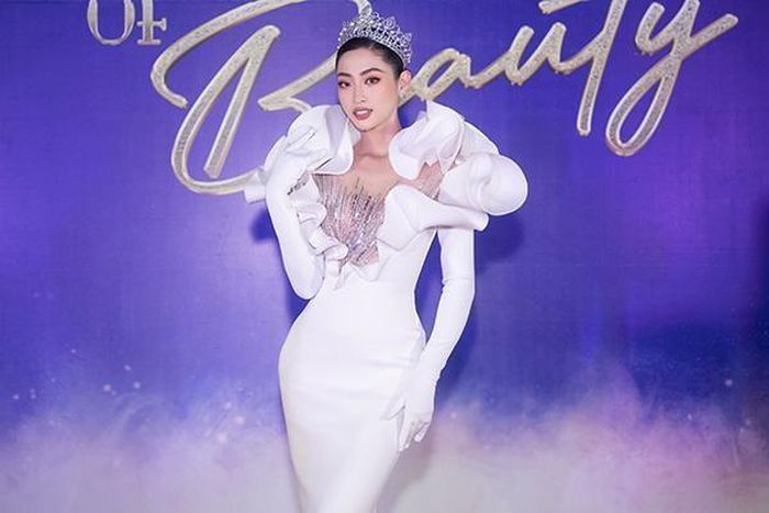 Đương kim Miss World Vietnam - Lương Thùy Linh xuất hiện lộng lẫy trong chiếc đầm đuôi cá trắng, khoe nét đẹp sắc sảo cùng thân hình chuẩn.