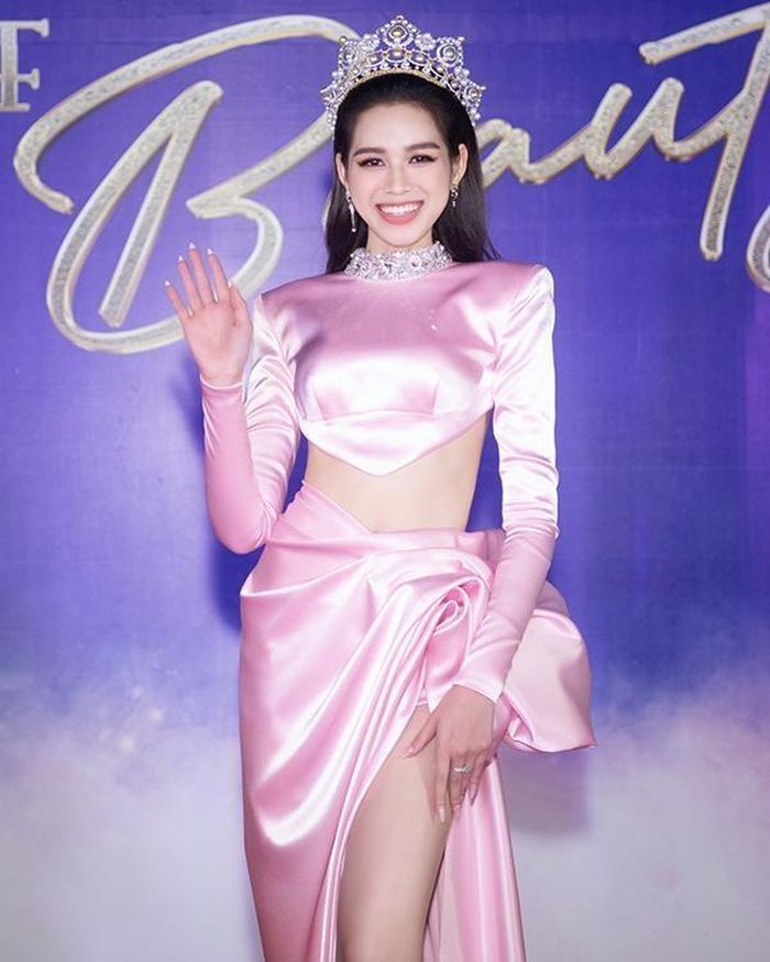 Hoa hậu Đỗ Thị Hà diện đồ cut out với gam màu hồng ngọt ngào.