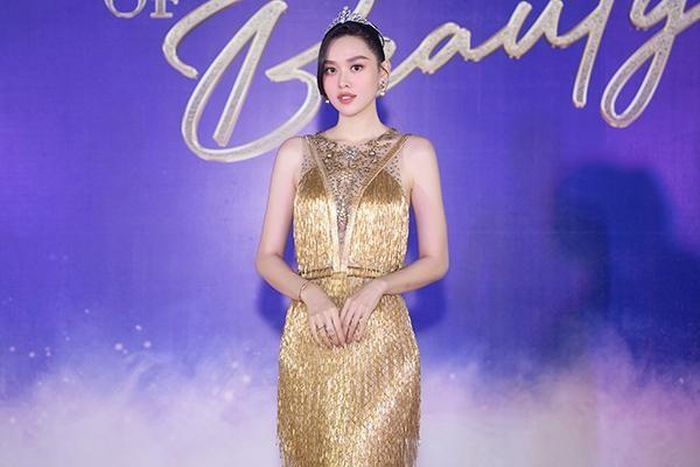 Á hậu Tường San diện đầm vàng ánh kim, khoe nhan sắc ngày càng kiêu sa sau khi sinh con đầu lòng.