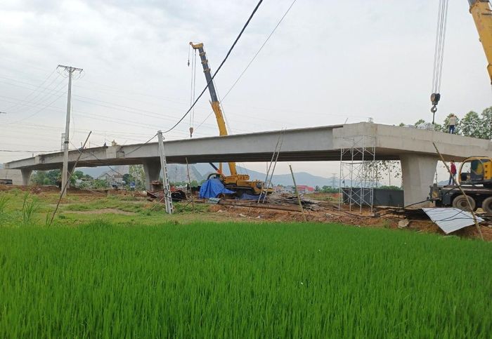 Cầu Trường Lâm ở TX. Hoàng Mai dẫn vào khu vực hầm Trường Vinh đi ra Thanh Hóa. Ảnh: Q.A