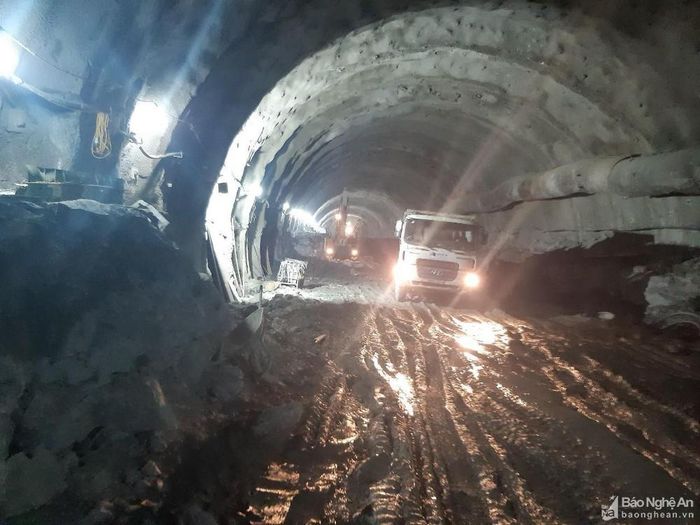 Tỉnh Nghệ An đã triển khai đầy đủ, kịp thời các văn bản, ý kiến chỉ đạo của Bộ GTVT về dự án xây dựng tuyến đường bộ cao tốc Bắc - Nam trên địa bàn tỉnh. Đồng thời, phối hợp chặt chẽ với Ban quản lý dự án để chỉ đạo tháo gỡ vướng mắc thường xuyên. Ảnh: Hầm Trường Vinh đang được tích cực thi công. Ảnh: Trân Châu